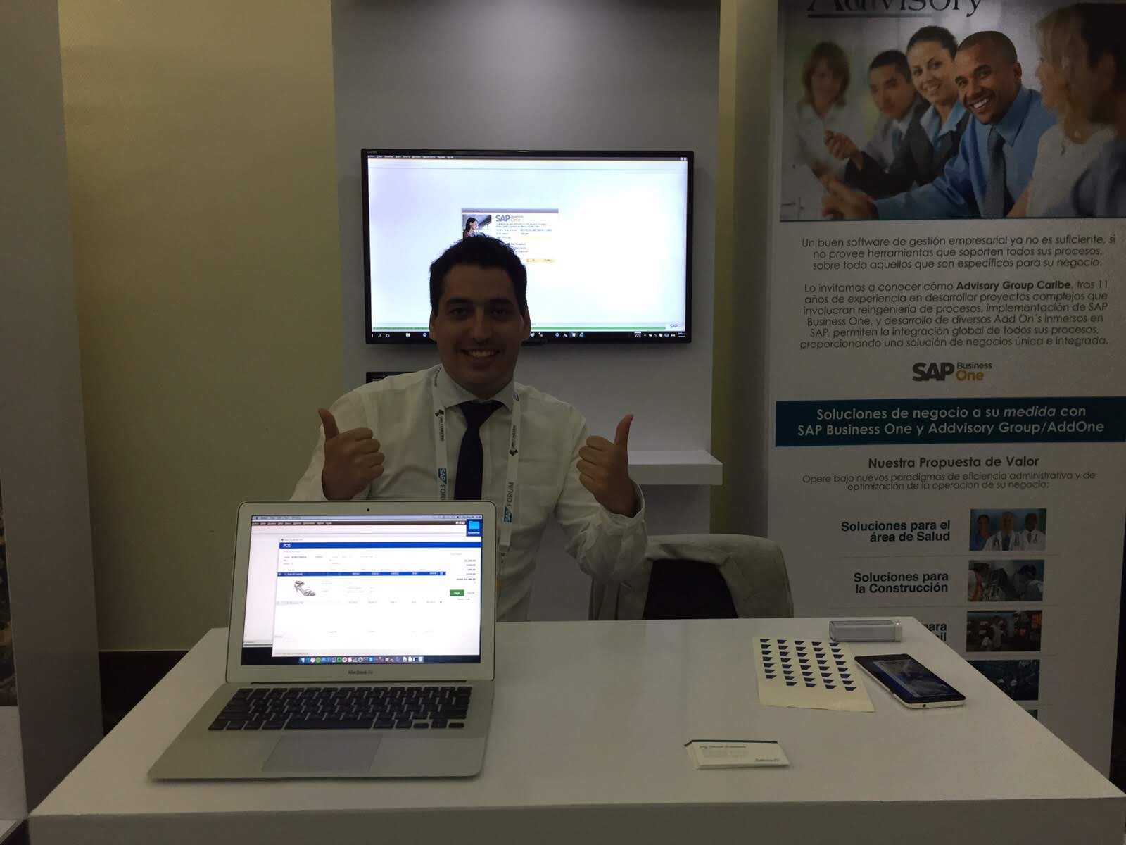 foto del equipo de trabajo en una conferencia