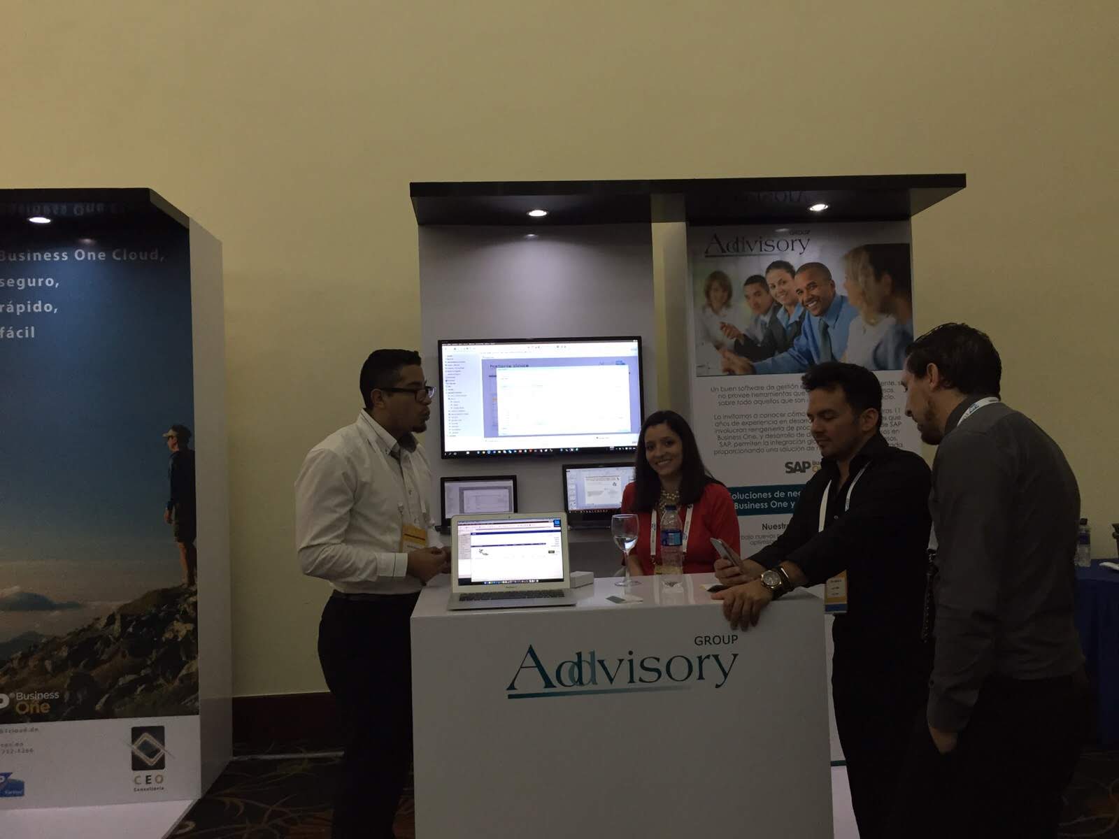 foto del equipo de trabajo en una conferencia