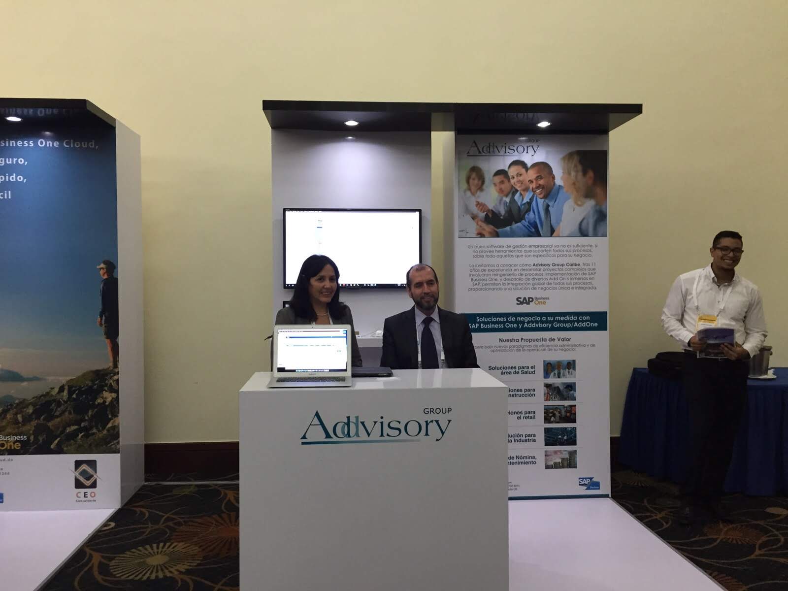 foto del equipo de trabajo en una conferencia