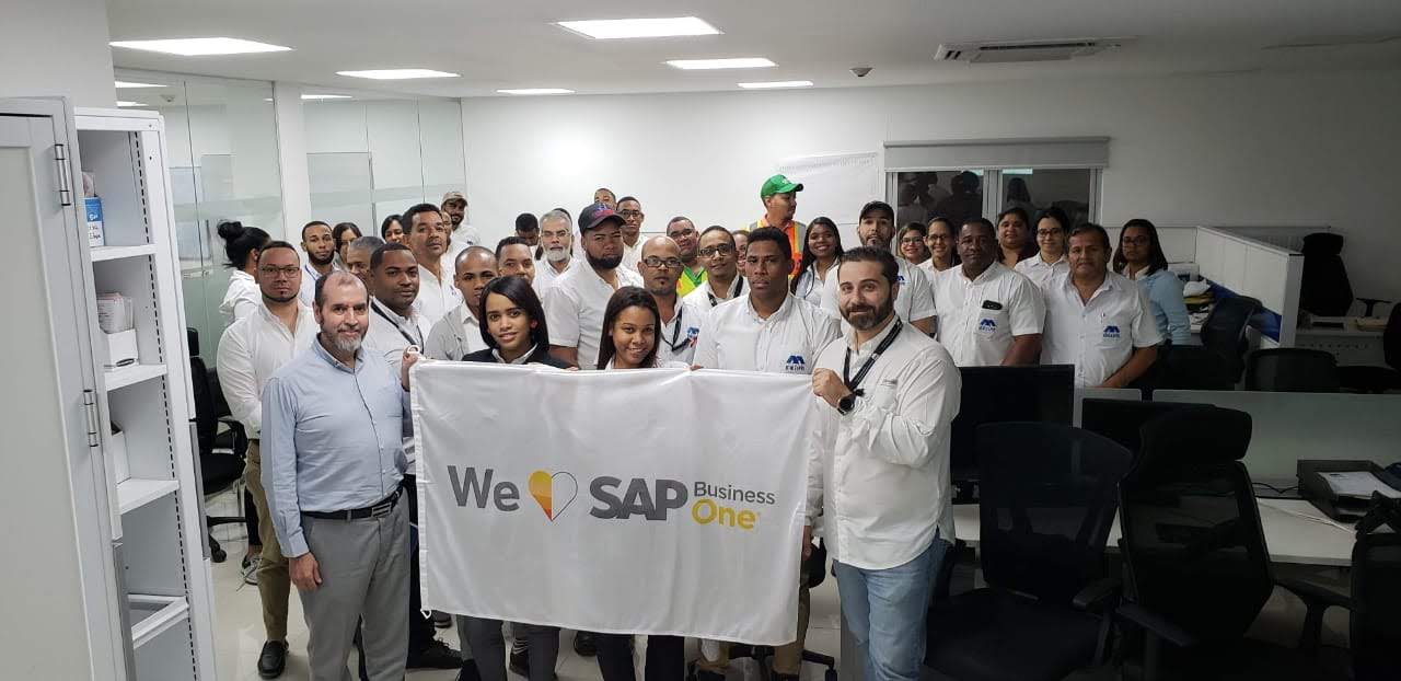 foto del equipo de trabajo en una conferencia